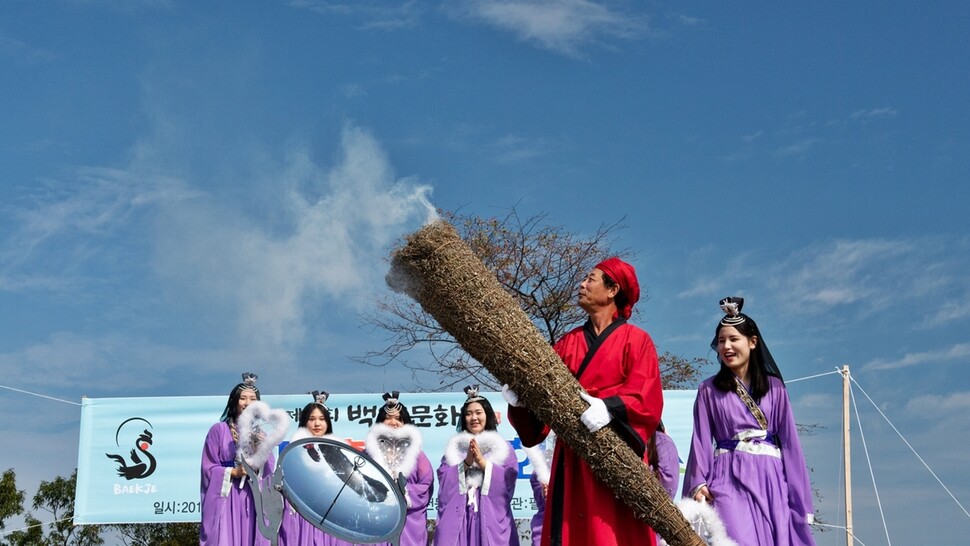 지난해 열린 백제문화제 첫날 제관이 천등산에서 백제혼불을 채화하고 있다. 충남도 제공