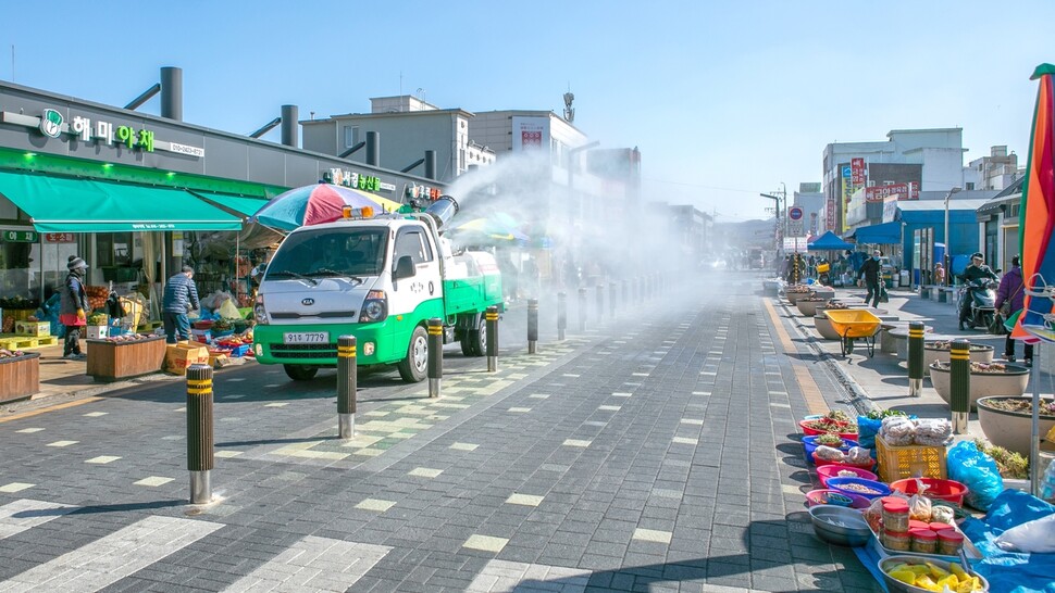 충남 당진시가 지난달 29일 전통시장에서 코로나19 방역 소독을 하고 있다. 당진시 제공