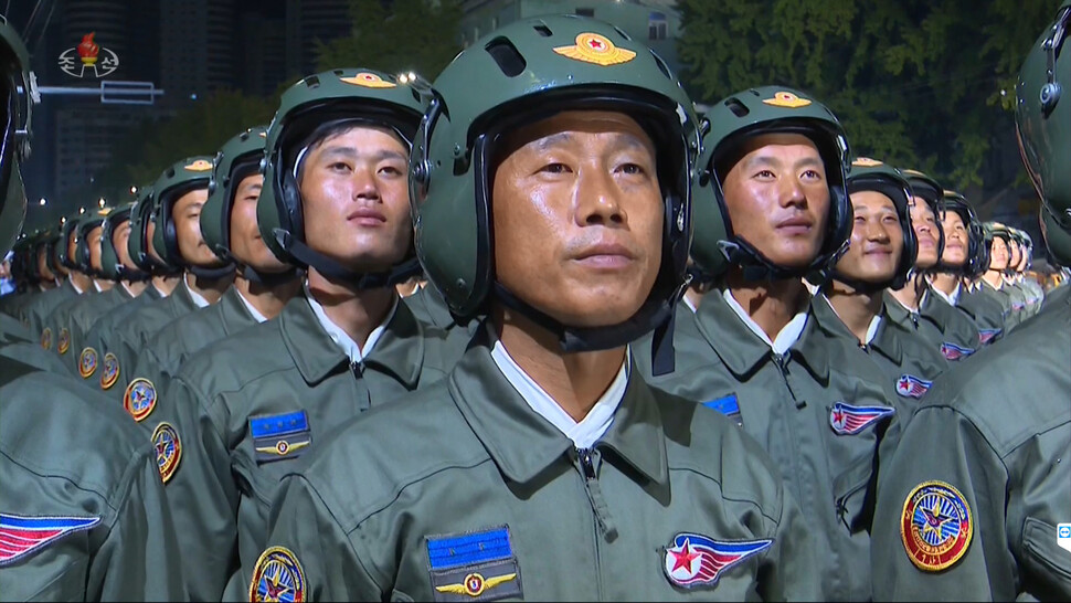 조선노동당 창건 75돌을 맞아 10일 0시부터 김일성광장에서 열병식이 진행됐다고 &lt;조선중앙텔레비전&gt;이 이날 오후 7시부터 중계했다. 김일성 광장에 도열한 인민군 장병들이 정면을 바라보고 있다. &lt;조선중앙텔레비전&gt; 화면 갈무리, 연합뉴스