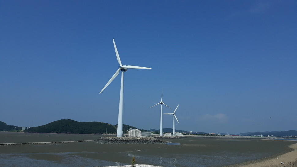 안산시 대부동 누에섬에 설치된 풍력발전소의 모습. 안산시 제공