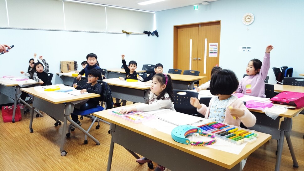화천군이 제공하는 교육복지 정책은 대학지원금뿐 아니라 초·중·고교 방과 후 활동비 전액 무료 등 100여개에 이른다. 사내초등학교에서 미술 방과 후 수업을 진행하는 모습. 화천군 제공