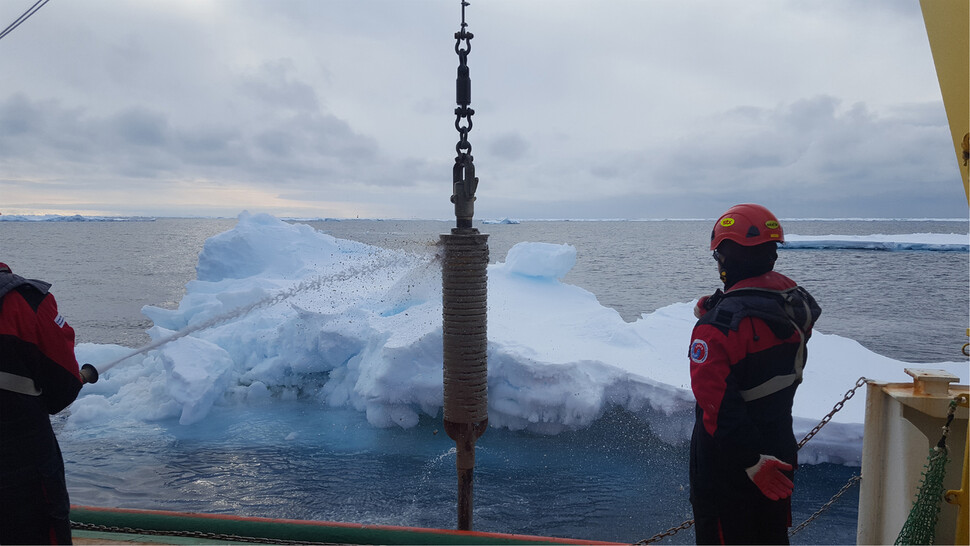 극지연구소 연구팀이 남극해에서 퇴적물을 채취하고 있다. 극지연구소 제공