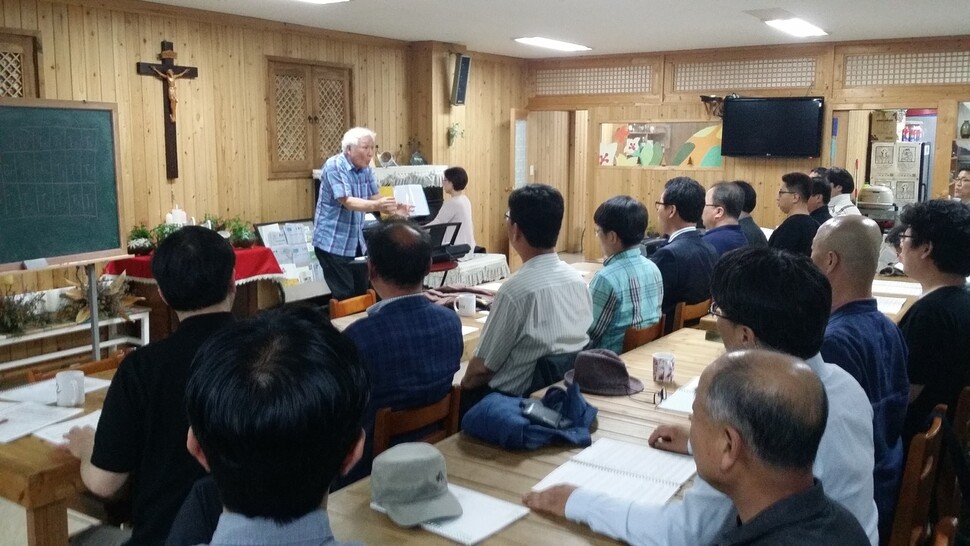 부산 부산진구 개금동 새날교회 강당에서 박종철합창단이 노래연습을 하고 있다. 김영동 기자
