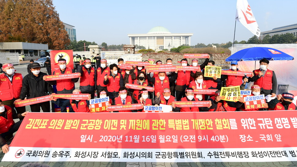 국회의 수원 군공항 이전 법률 개정안 논의에 반발해 홍진선 ‘수원전투비행장 화성이전 반대 범시민대책위원회’ 상임위원장 등 7명이 16일 국회 앞에서 삭발식을 거행했다. 화성시 제공