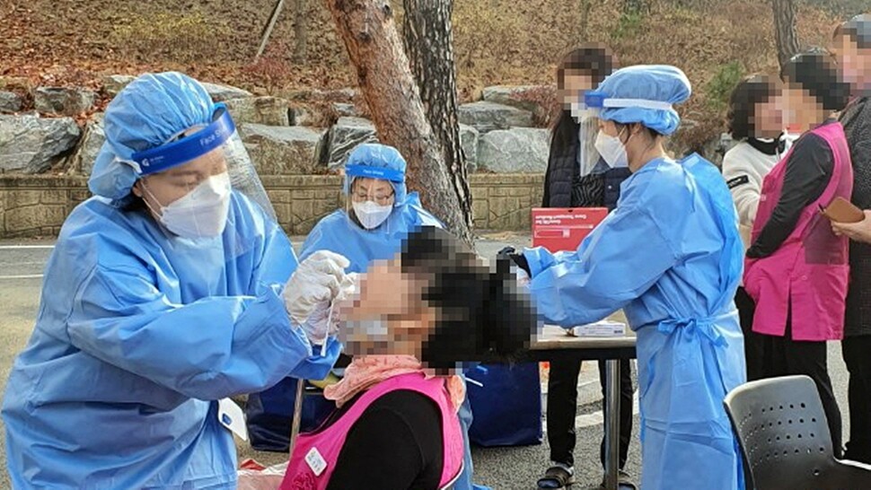 충남 아산시 의료진이 요양원 등 고위험 시설 종사자들을 대상으로 코로나19 검체검사를 하고 있다. 아산시 제공