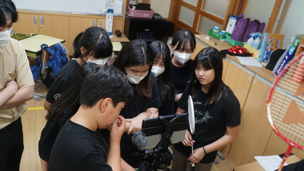 충남 아산 거산초 6학년 학생들이 영화를 찍다가 모여서 화면을 검토하고 있다. 거산초 제공