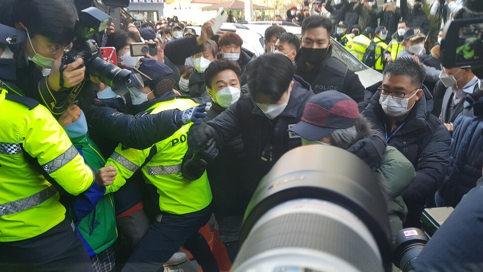 지난 12일 아동성범죄자 조두순의 거주지 주변에서 일부 유튜버와 시민들이 조두순을 비난하며 달려들어 이를 막는 경찰과 뒤엉켜 있다. 홍용덕 기자 ydhong@hani.co.kr
