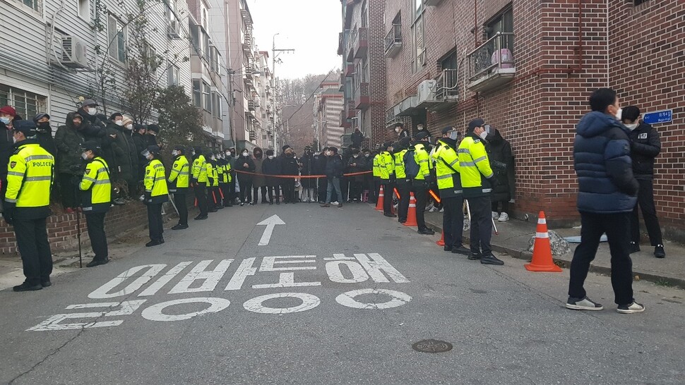 아동성범죄자 조두순이 출소하던 지난 12일 경찰이 조두순 거주지 인근에서 외부인들의 출입을 통제하고 있다. 홍용덕 기자 ydhong@hani.co.kr