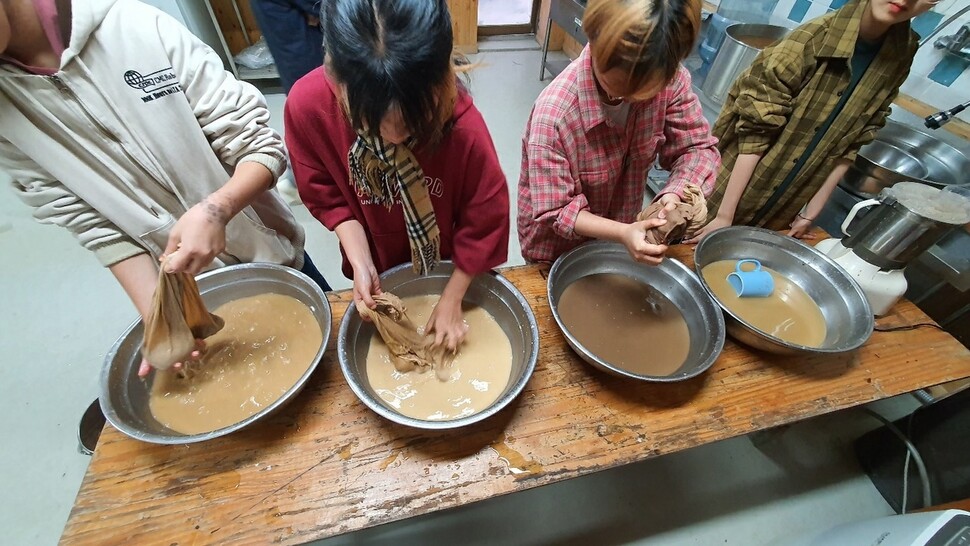 도토리묵을 만들고있는 실상사작은학교 학생들. 사진 실상사작은학교 제공