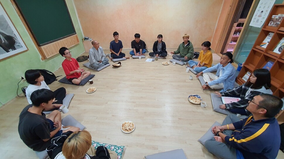 전북 남원 산내면 지리산자락. 실상사작은학교의 사자소학 공부모임. 사진 실상사작은학교 제공