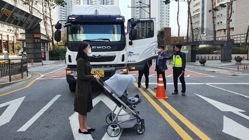 18일 광주광역시 북구 운암동 벽산블루밍아파트 앞 어린이보호구역에서 광주지법 관계자들이 어린이 교통사망사고 현장검증을 진행하고 있다.광주지법 제공