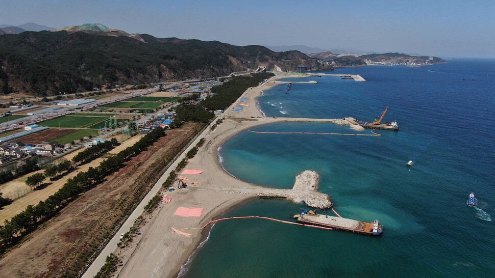 맹방해변 항만공사 현장의 모습. 박종식 기자