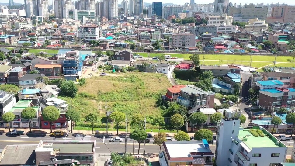 수원시가 ‘남수동 한옥체험마을(가칭)’을 조성할 예정지 모습(잔디밭). 수원시 제공