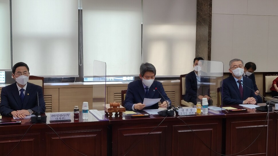 이인영 통일부 장관이 3일 오전 정부서울청사에서 제321차 남북교류협력추진협의회를 주재하기에 앞서 자료를 살펴보고 있다. 이제훈 기자