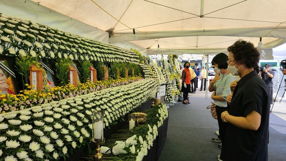 광주 동구 서석동 동구청에 마련된 합동 4구역 건물 붕괴 사고 희생자 합동분향소에 11일 시민들이 찾아와 희생자들을 추모하고 있다. 강재구 기자.