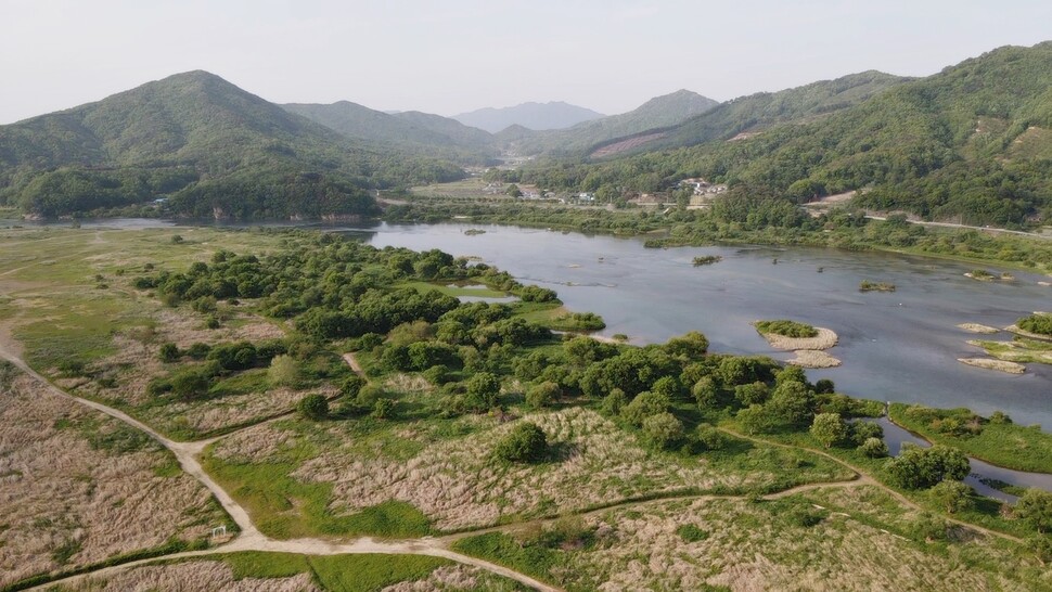 충주 비내섬. 충주시는 습지보호지역 지정을 추진하지만, 이곳이 미군 훈련장으로 쓰이는 까닭에 진전이 더디다.