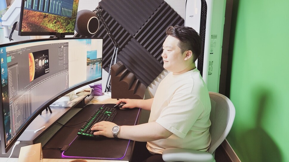 과학교사K인 김요섭 교사가 자신의 집 거실 스튜디오에서 학습 동영상을 만드는 모습.