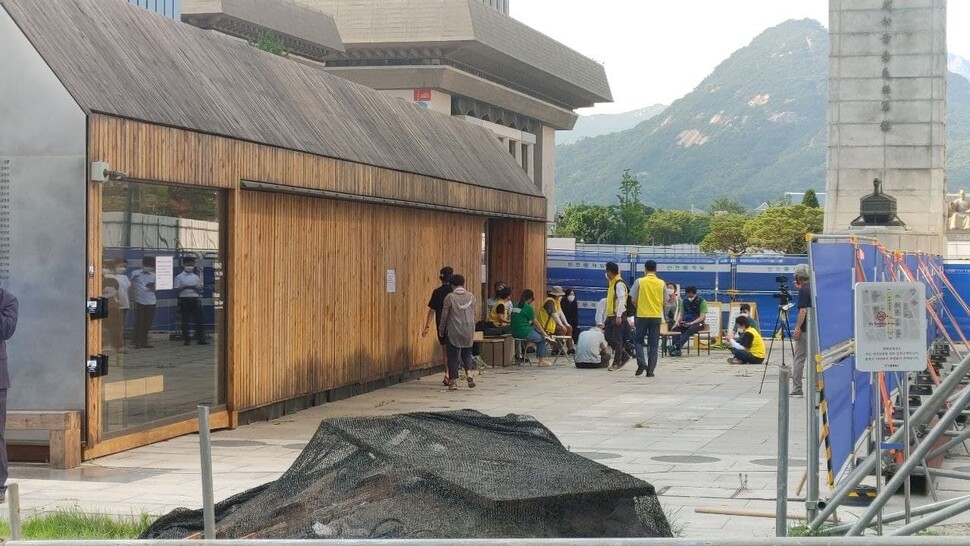 23일 오후 서울시가 물품정리를 시도하는 광화문광장 세월호기억공간 앞에서 4·16연대 회원들과 유가족들이 대기하고 있다. 이승욱 기자