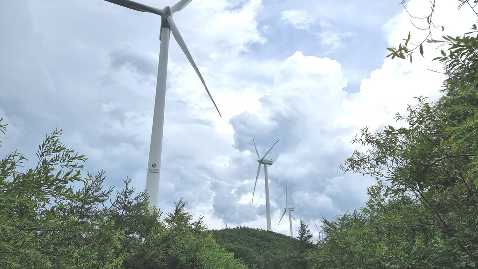 강원도 횡성 태기산에 설치돼 있는 풍력발전기들. 김정수 선임기자