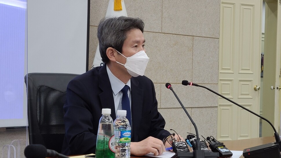 이인영 통일부 장관이 24일 오전 서울 종로구 남북회담본부에서 한 시간 남짓 진행된 출입기자단 간담회에서 정부 정책 기조를 밝히고 있다. 이제훈 기자