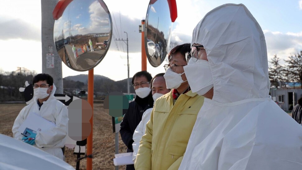 충남도 가축방역 관계자들이 올초 천안의 조류인플루엔자 발생 농장 앞에서 차단 방역 상황을 살펴보고 있다. 충남도 제공