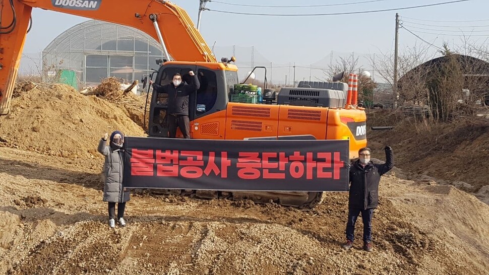 14일 오전 서울 김포공항 남서쪽, 논밭 주변(경기 부천시 대장동)으로 인서울27골프클럽이 법정보호종 금개구리 서식지에 대해 배수로 공사를 강행하자, 서울환경운동연합 활동가들이 포클레인에 올라 ‘불법공사 중단하라’는 펼침막을 꺼내 들었다.