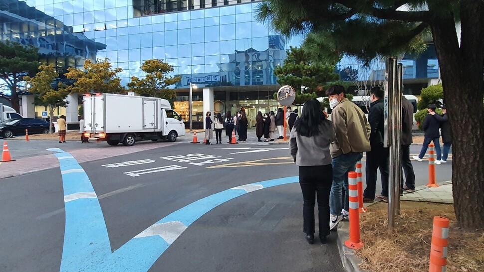 14일 오후 제주 서귀포시 서남서쪽 41㎞ 부근 해역에서 지진이 발생하자 서귀포시 1청사 직원들이 긴급 대피했다. 독자 제공