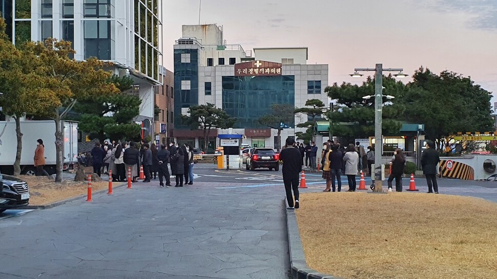 14일 오후 제주 서귀포시 서남서쪽 41㎞ 부근 해역에서 지진이 발생하자 서귀포시 1청사 직원들이 긴급 대피했다. 독자 제공