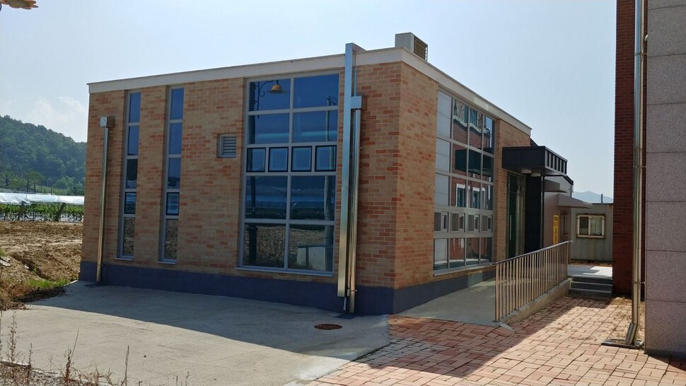 충북 영동 추풍령면에 들어선 행복 목욕탕.