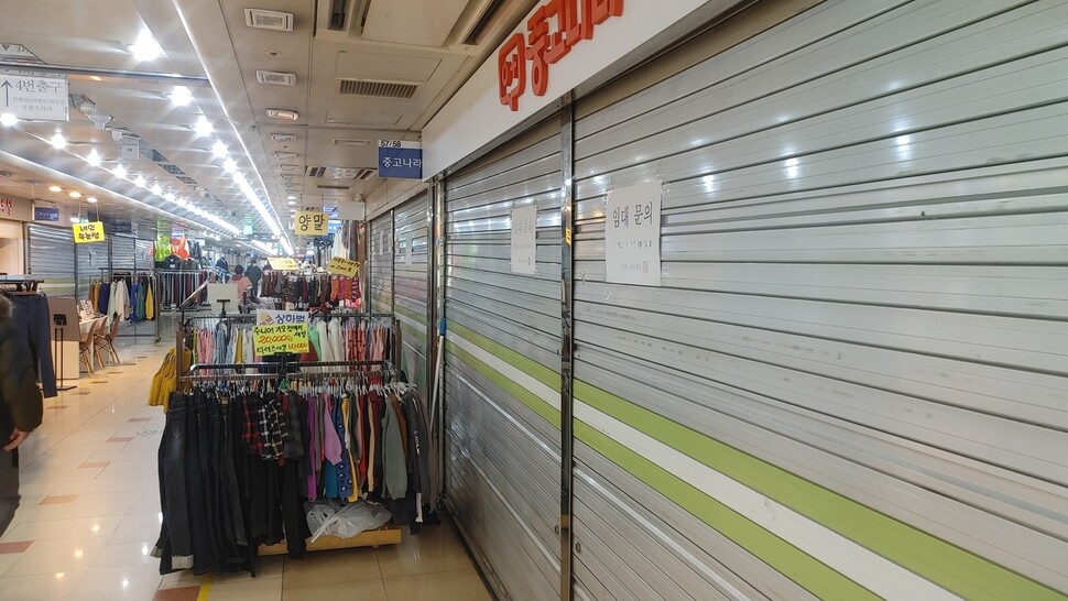 지난해 12월 인천 미추홀구 주안역 지하도상가 한 점포 철문에 점포를 임대한다는 안내문이 붙어 있다.