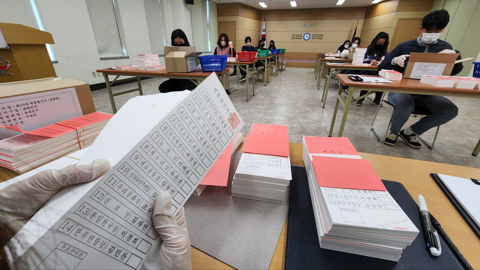 20대 대통령선거를 일주일 앞둔 2일 오전 서울 동대문구선관위 1층 회의실에서 직원 및 관계자들이 투표용지를 검수하고 있다. 김혜윤 기자