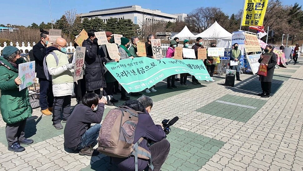 3일 60+기후행동 회원들이 국회 정문 앞에서 기자회견을 진행하고 있다. 이들은 납세자의 날을 맞아 세금을 기후위기 대응에 우선 사용할 것을 촉구했다. 60+기후행동 제공