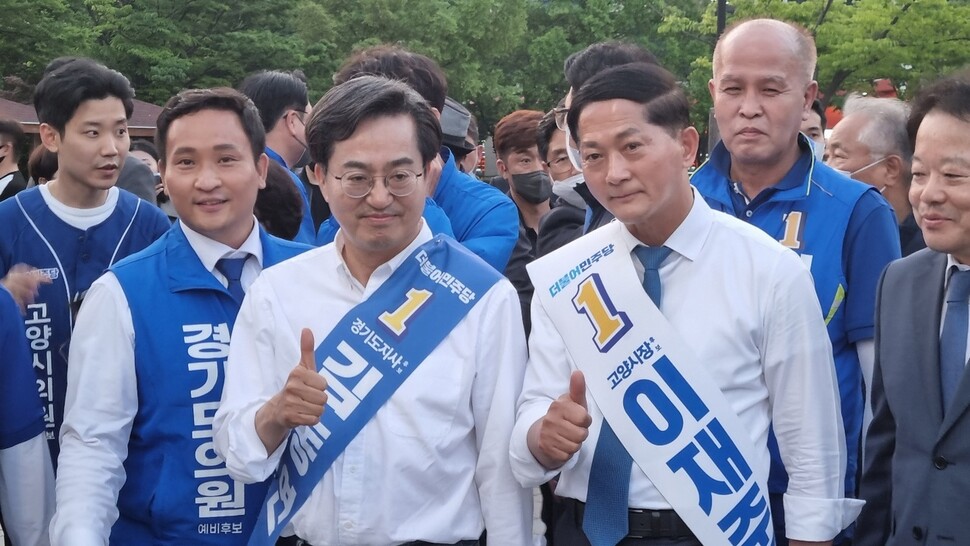 김동연(왼쪽) 더불어민주당 경기도지사 후보가 지난 22일 경기 고양시 일산문화공원에서 이재준(오른쪽) 더불어민주당 고양시장 후보와 합동유세를 갖고 유권자들에게 지지를 호소하고 있다. 이재준 후보 제공