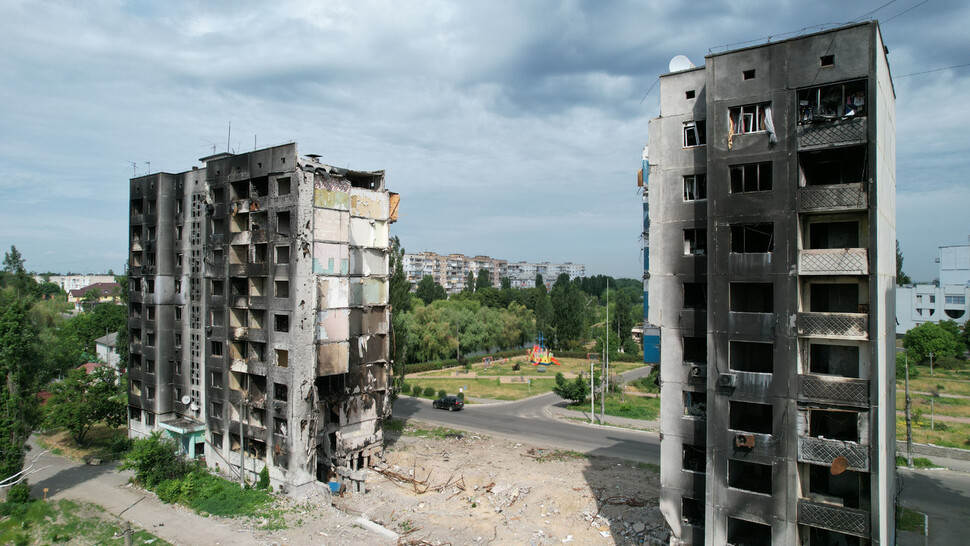 17일(현지시각) 오후 우크라이나 보로댠카 시내의 한 주상복합건물이 두 동강 나 있다. 보로댠카/김혜윤 기자