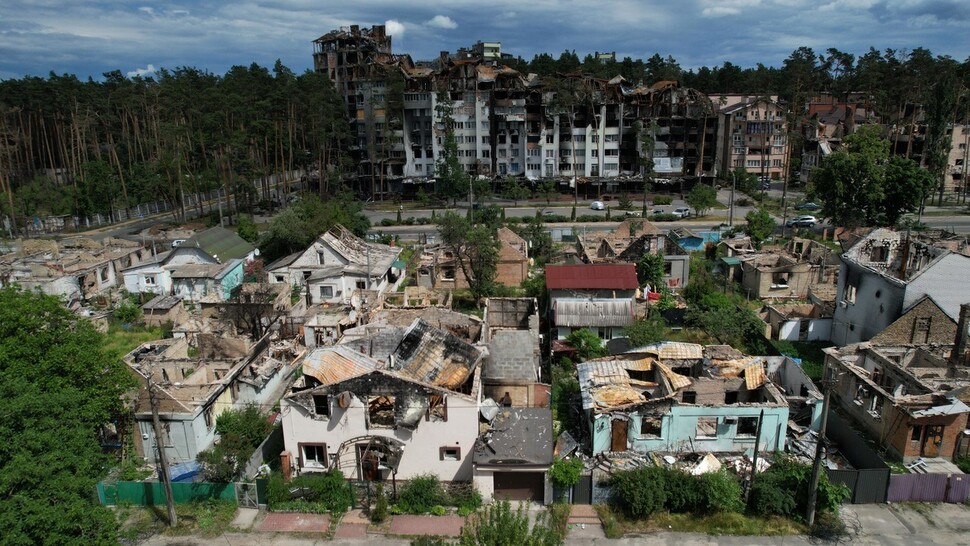 18일(현지시각) 오후 우크라이나 이르핀의 한 아파트 단지와 길 건너 주택지역이 러시아군의 공격을 세 차례 받아 폐허가 되어 있다. 이르핀/김혜윤 기자