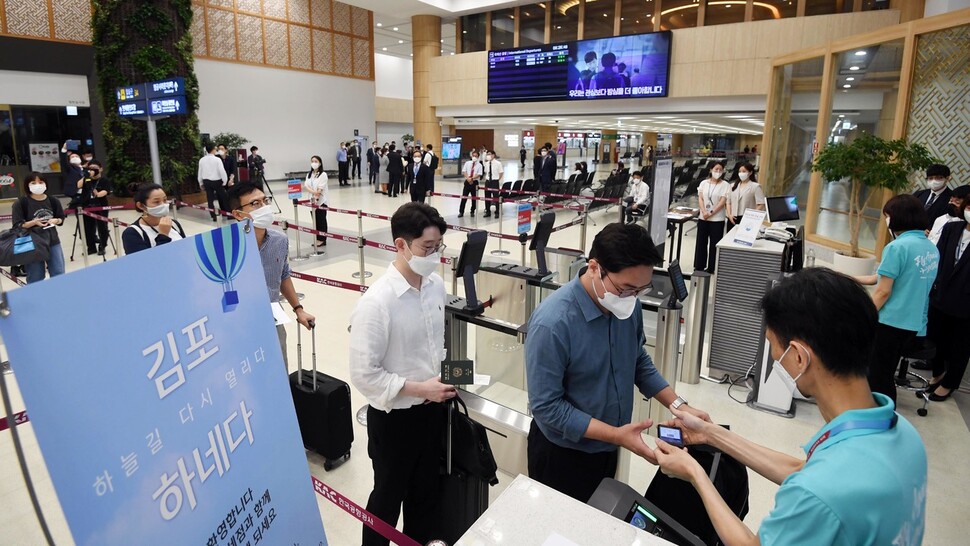 김포-하네다 노선의 운항이 재개된 29일 오전 서울 강서구 김포공항 국제선 청사에서 승객들이 비행기에 탑승하고 있다. 공동취재사진