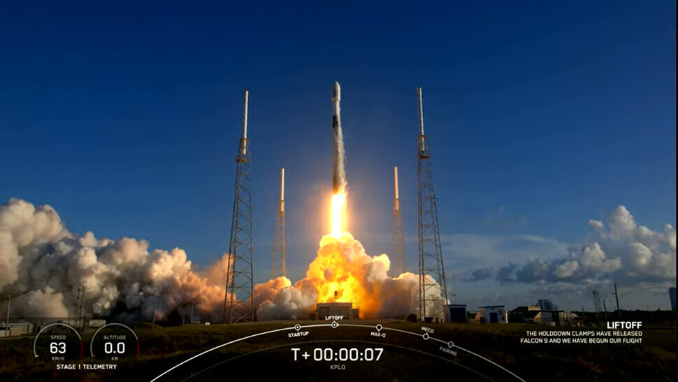 우리나라 최초 달 탐사선 ‘다누리’가 5일 오전 8시8분 미국 플로리다주 케이프커내버럴 미 우주군 기지에서 성공적으로 발사되고 있다. 스페이스엑스 유튜브 갈무리