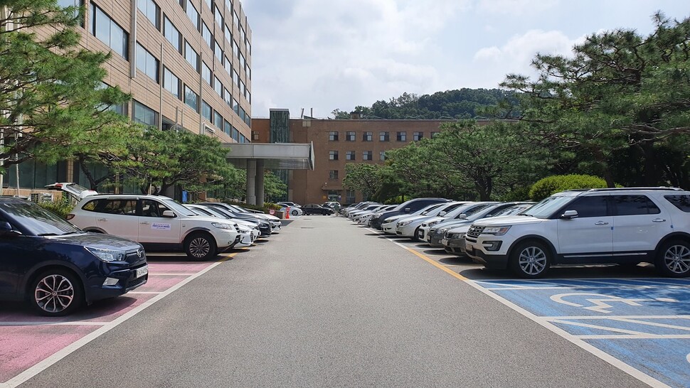 충북도청 신관 앞 주차공간. 충북도는 8~12일 주차공간을 폐쇄하고 ‘차 없는 청사’를 시범운영한다. 오윤주 기자