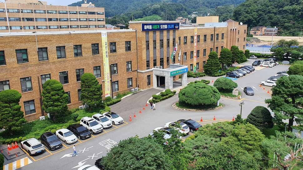 충북도청 본관과 주차공간. 충북도는 8~12일 주차공간을 폐쇄하고 ‘차 없는 청사’를 시범운영한다. 오윤주 기자