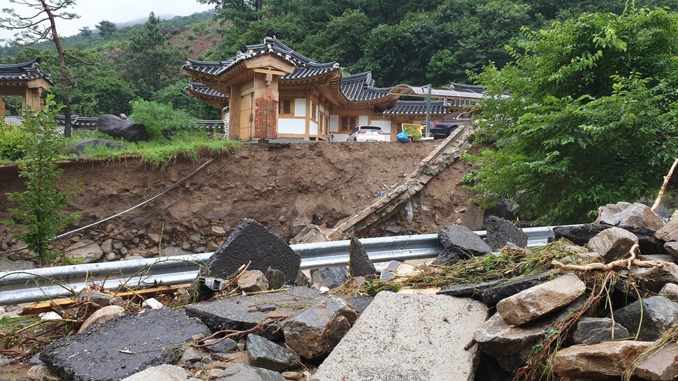 8일부터 경기도 여주시 산북면 명품리에 400㎜가 넘는 폭우가 쏟아져 도로가 유실되고, 산사태가 발생했다. 경기도소방재난본부 제공