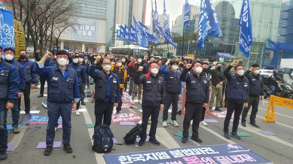 지난 3월25일 오후 2시30분께 민주노총 금속노조 조합원이 한국지엠의 불법파견 문제 해결 제시안에 반발하는 집회를 열고 있다. 이승욱기자