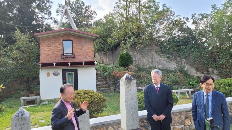 전북 전주 선교사묘역에서 한교총 대표회장 류영모 목사가 초기 선교사들의 눈물겨운 헌신에 대해 눈시울을 적시며 이야기를 하고 있다. 조현 종교전문기자