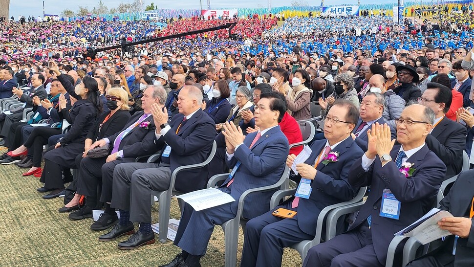 14일 경기 파주 임진각 평화누리공원에서 열린 ‘한반도 평화를 향한 개신교 오순절교인들의 기도회’. 사진 여의도순복음교회 제공