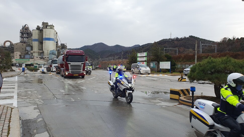 충북 경찰이 지난 29일 단양 성신양회에서 시멘트를 실은 화물차를 호위하고 있다. 오윤주 기자