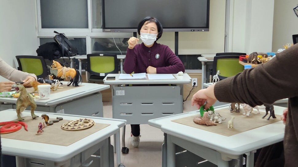 지난 1일 서울 도봉구가족센터에서 ‘1인가구 중장년 자기돌봄 동물인형치료’를 진행하는 손윤경씨가 이날의 프로그램 진행 방향을 설명하고 있다. 손지민 기자