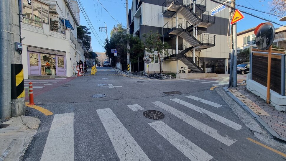 5일 오후 서울시 강남구 청담동 언북초등학교 후문 쪽 이면도로에 사고가 발생한 지점에 학부모와 학생들이 마련한 추모 공간에 학생들이 서 있다. 서혜미 기자