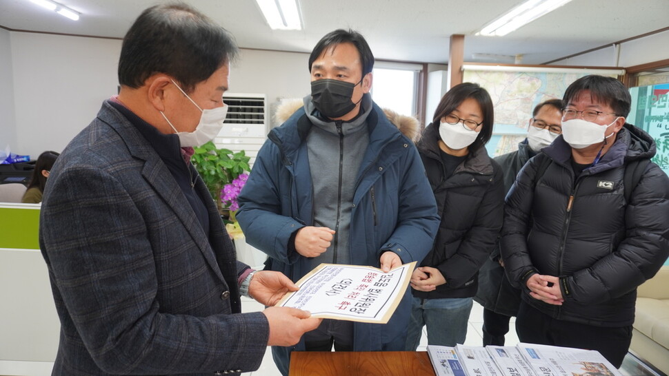 윤창현 언론노조 위원장(왼쪽 두번째) 등이 부산 강서구 김도읍 의원의 지역구 사무실을 찾아 공영방송 관련 법 처리를 촉구하는 내용의 의견서를 전달하고 있다. 언론노조 제공