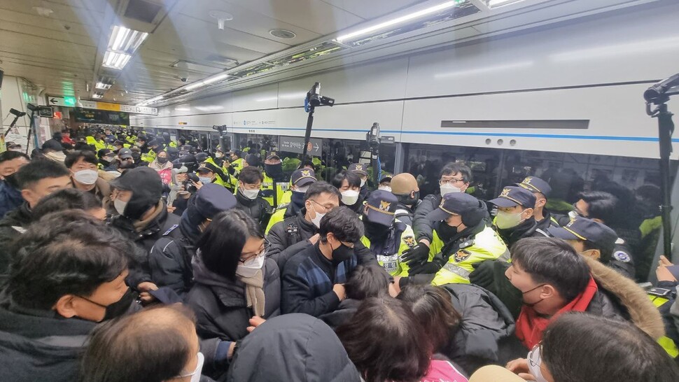 전국장애인차별철폐연대(전장연) 회원들이 2일 저녁 서울 지하철 4호선 삼각지역 승강장에서 탑승을 시도하자 경찰들이 이를 막아서며 밀집도 증가 등 위험한 상황이 장시간 지속됐다. 서혜미 기자