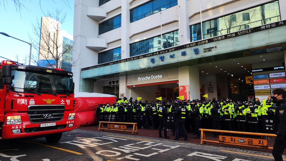 국가정보원과 경찰이 서울 민주노총 사무총국과 일부 산별노동조합에 대한 압수수색에 나선 18일 오전 경찰이 서울 중구 전국민주노동조합총연맹(민주노총) 서울 사무실 들머리를 통제하고 있다. 김혜윤 기자 unique@hani.co.kr