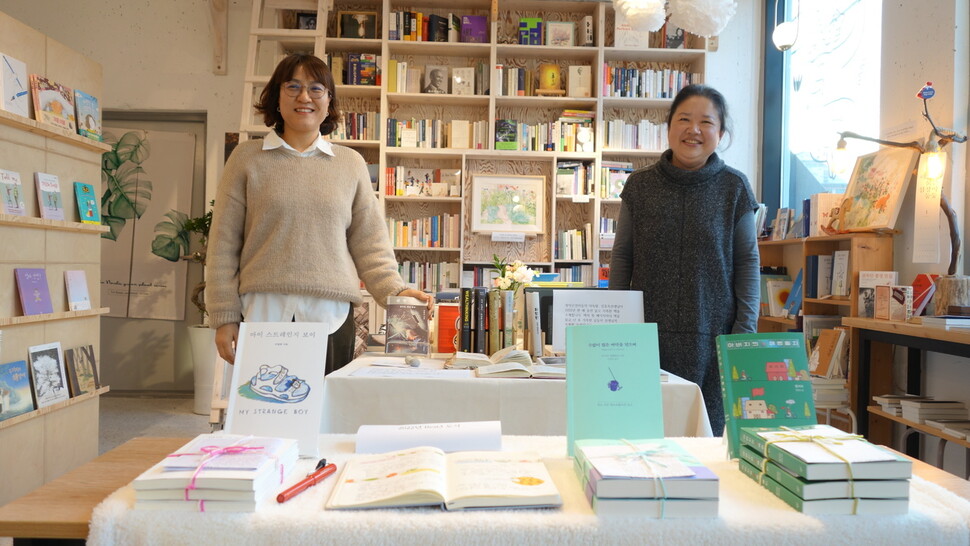 지난 18일 전주 동네책방 잘익은언어들 책방지기 이지선(왼쪽)씨와 단골손님이자 ‘다독왕’ 김동옥(오른쪽)씨가 잘익은언어들에서 열린 ‘동옥서재전’을 소개하고 있다.